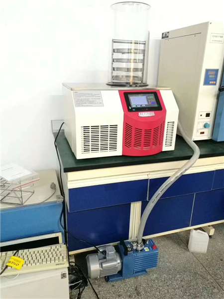 凍干機(jī)內(nèi)的擱板有何具體作用？
